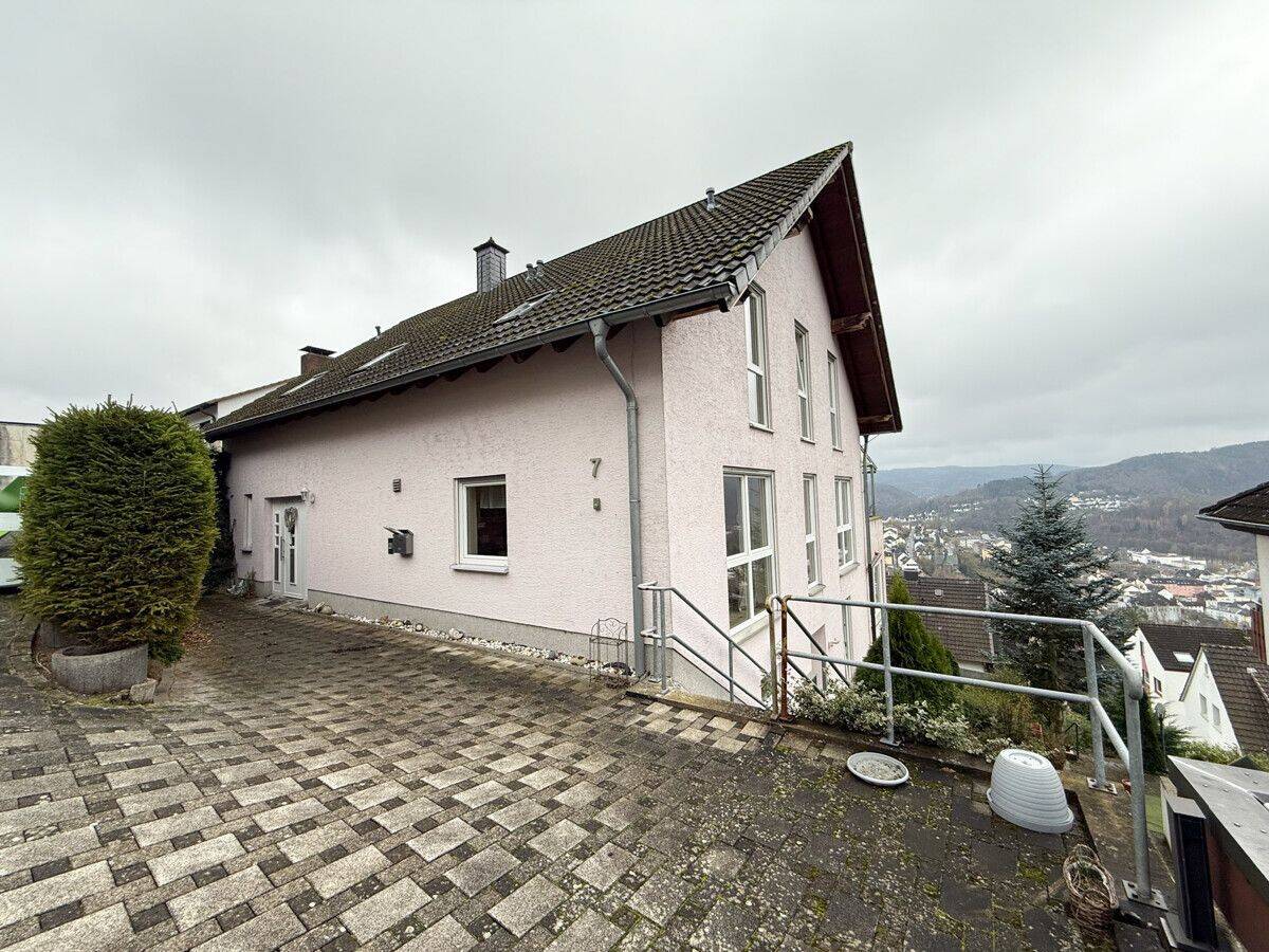 NEU: 317qm großes Zweifamilienhaus mit perfektem Blick über Werdohl von Balkon und Wintergarten!!!, 58791 Werdohl