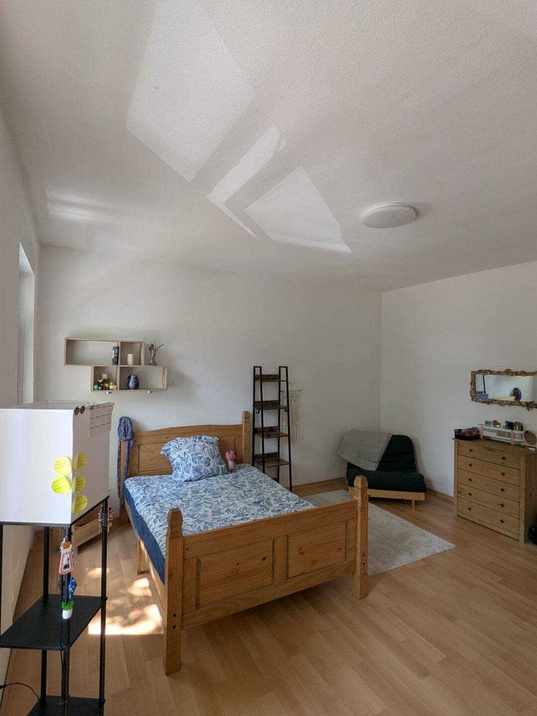 Mitbewohnerin gesucht in 3er-WG mit schön eingerichtetem, großem Zimmer und Wohnzimmer für Gesellschaftsabende, 76185 Karlsruhe