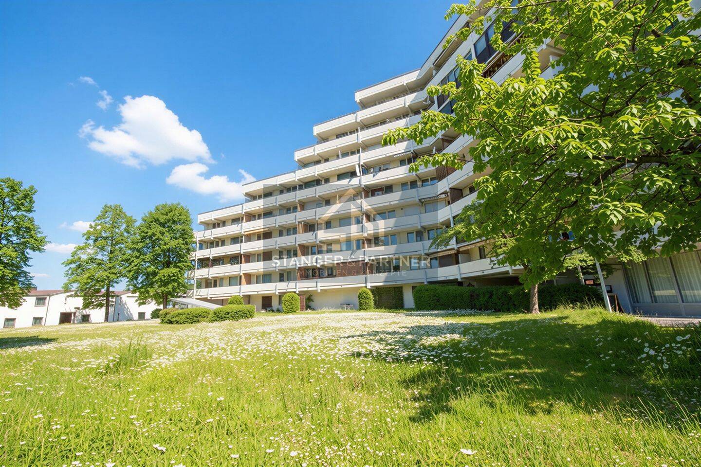 ***Wohnen über zwei Ebenen – attraktive Etagenwohnung mit zwei Loggien***, 85716 Unterschleißheim