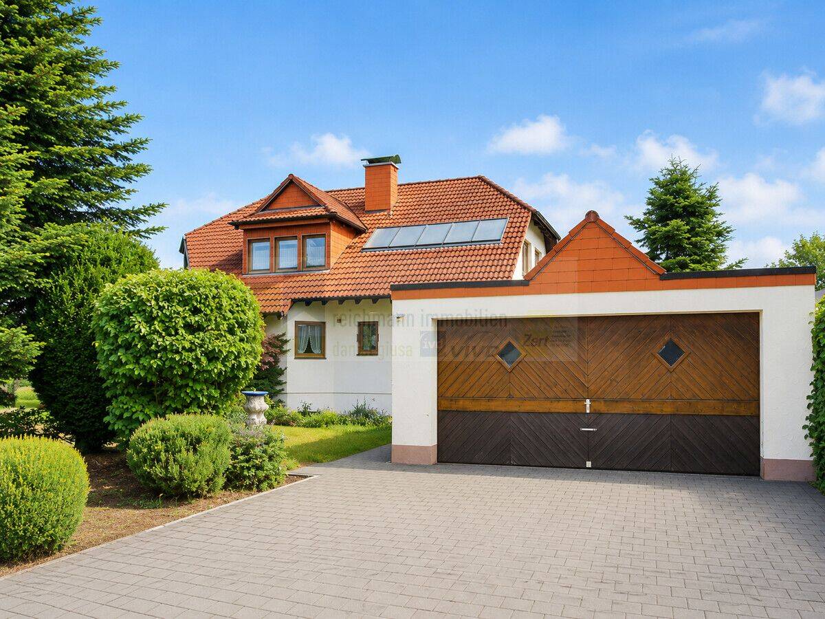 Freistehendes Wohnhaus mit Garten, Einliegerwohnung, Doppelgarage und ansprechender Raumaufteilung in ruhiger Sackgasse von Hüfingen., 78183 Hüfingen