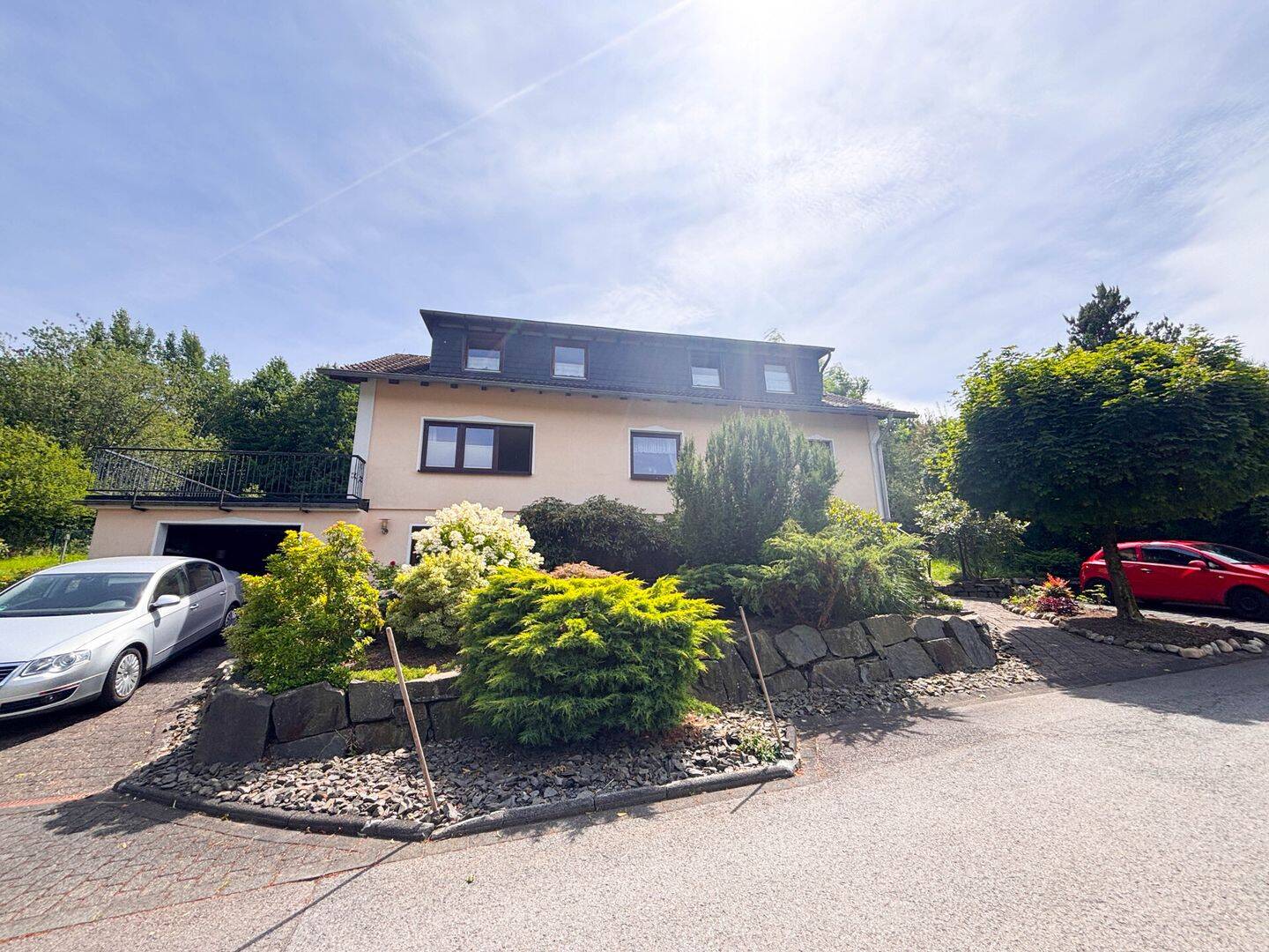 Gepflegtes Zweifamilienhaus mit viel Platz – in ruhiger Ortsrandlage von Reichshof!, 51580 Reichshof