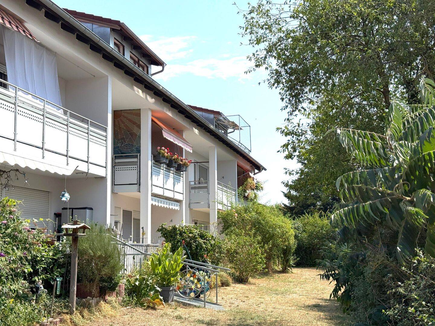 Attraktive 2-Zimmer-Wohnung (51m²) mit 2 Balkonen, modernem Bad und Einrichtung, 90537 Feucht