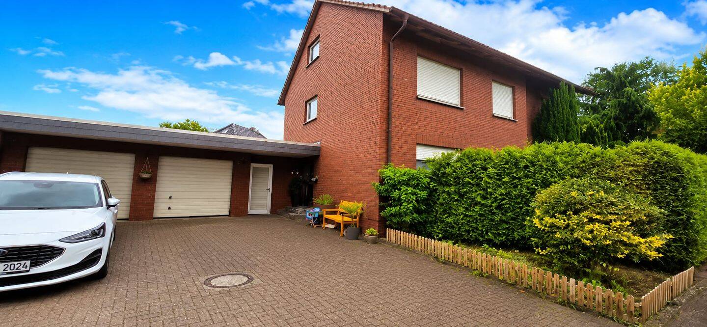 Provisionsfreies Mehrfamilienhaus mit 2 Wohneinheiten, Doppelgarage und großem Grundstück in Peckeloh, 33775 Versmold