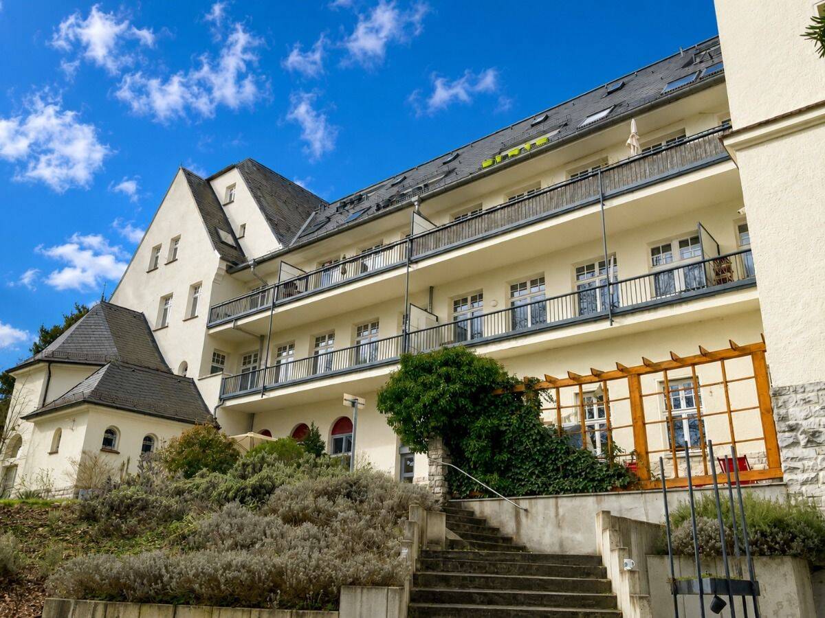 Ein Zuhause mit Geschichte – stilvolle 3-Zimmer-DG-Wohnung im Herzen von Berlin-Biesdorf, 12683 Berlin (Marzahn-Hellersdorf Biesdorf Kleingartenanlage Biesenhorst 1)