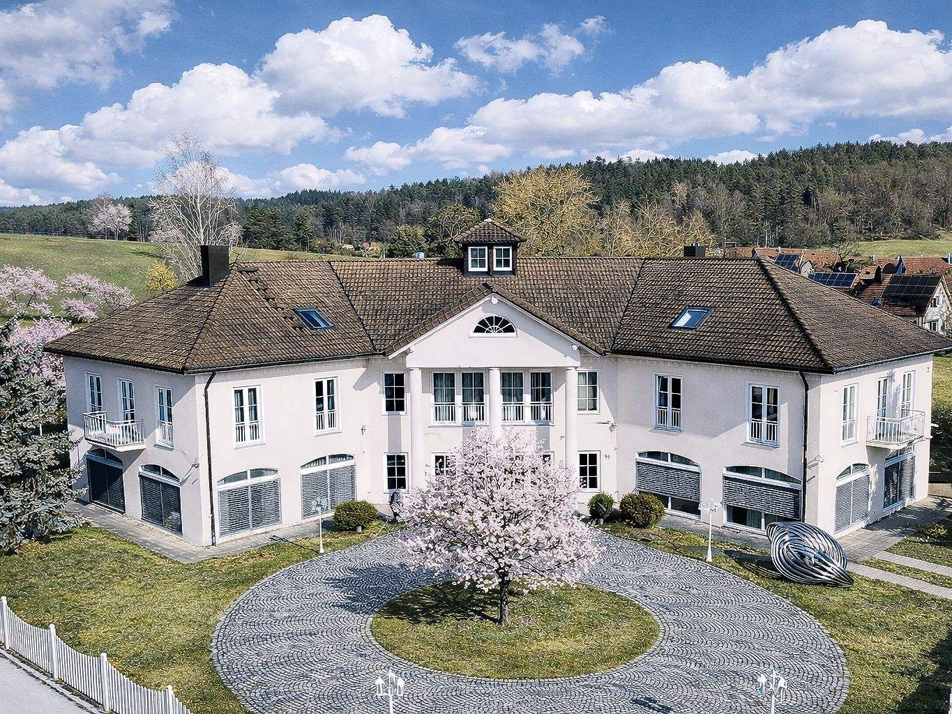 Exklusives Ein – Zweifamilienhaus mit Bürofläche, großzügigem Garten in ruhiger Lage, 85298 Scheyern