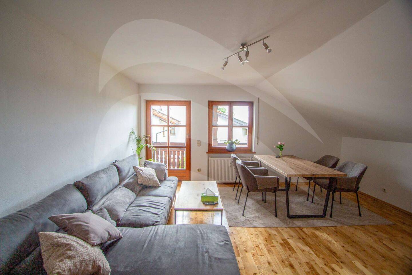 Stilvolle Split-Level-Wohnung mit 2 Zimmern in Essenbach, 84051 Essenbach