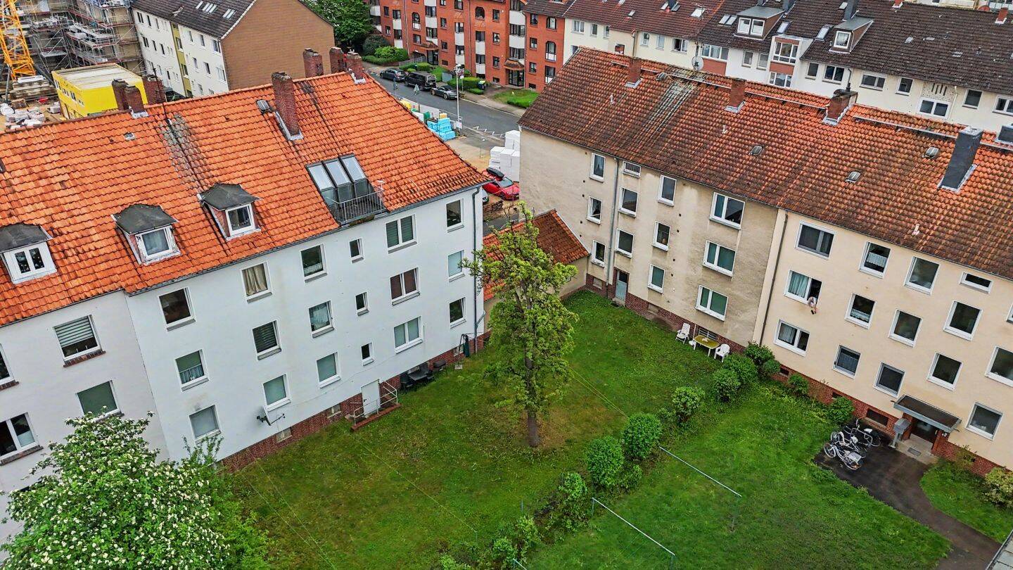 Zwei Mehrfamilienhäuser mit 17 Wohneinheiten und drei Garagen in guter Lage von Hannover-Ricklingen, 30459 Hannover