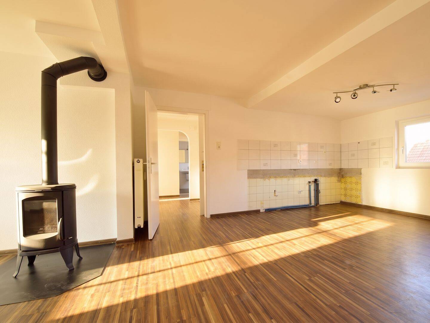 Schöne ruhige 4 -Zimmer-Wohnung                                       mit Blick über den Dächern Bürgstadts, 63927 Bürgstadt