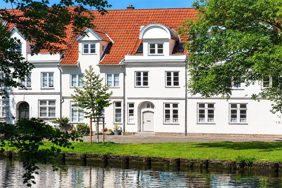 Mit malerischem Wasserblick! Stilvolles Altstadthaus in begehrter Wohnlage auf der Altstadtinsel!