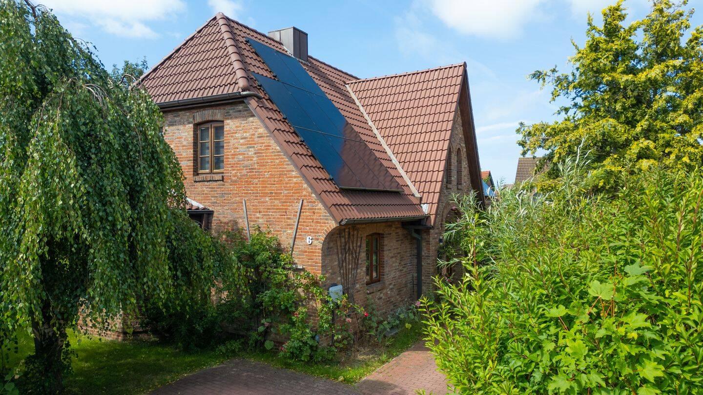 Großzügiges Wohnhaus mit zwei Wohneinheiten in ruhiger Lage, 25938 Oevenum