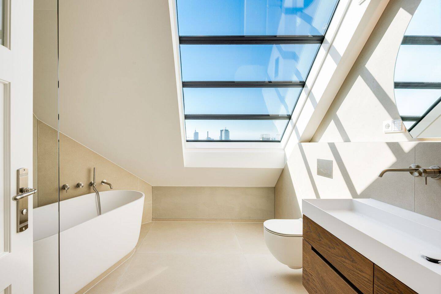 Urbaner Luxus im Altbau über den Dächern von München