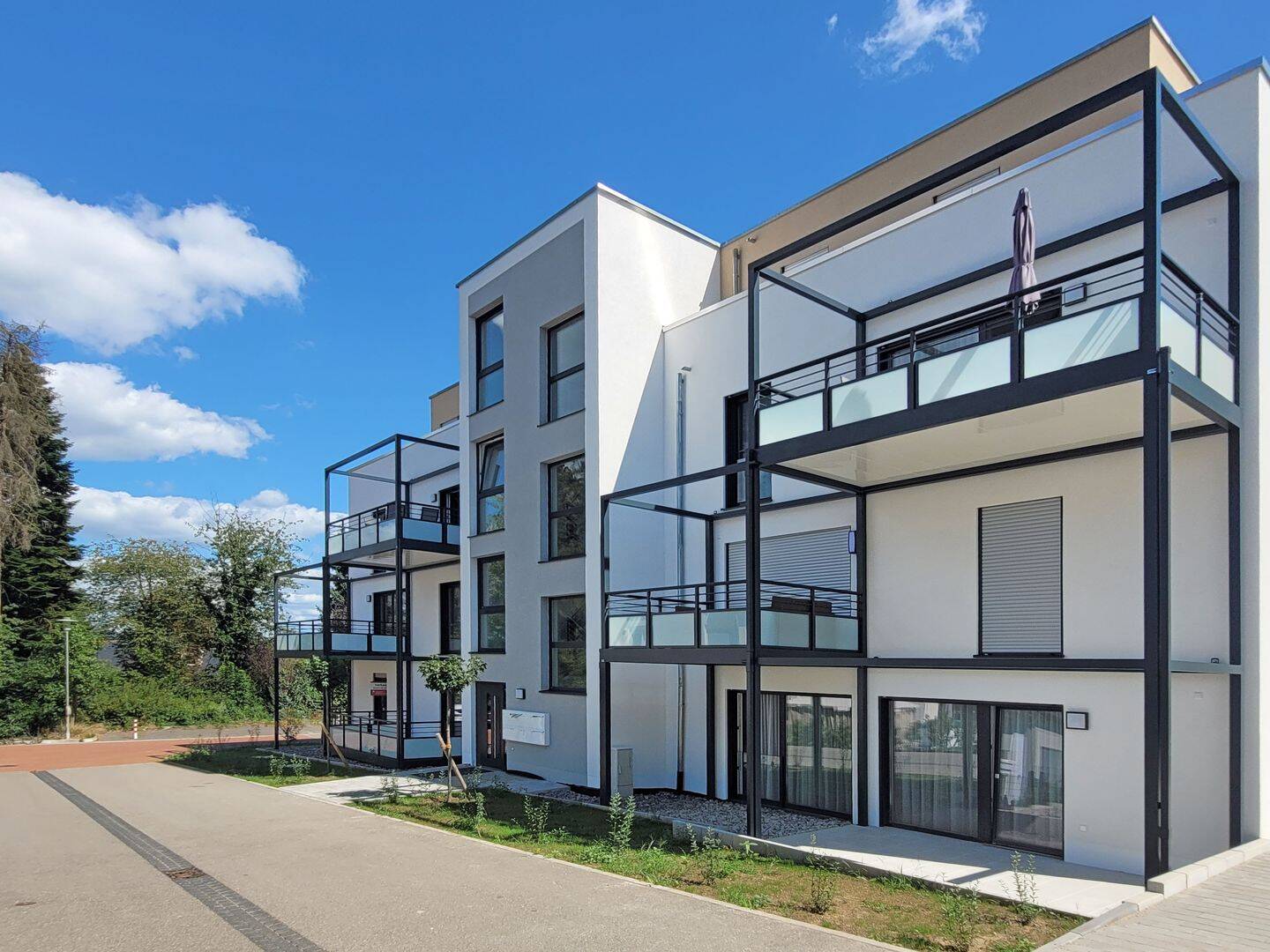 Neubau-Erstbezug! Hochwertige, barrierefreie 3-Zi.-Erdgeschosswohnung mit Aufzug u. Balkon in Mauer, 69256 Mauer