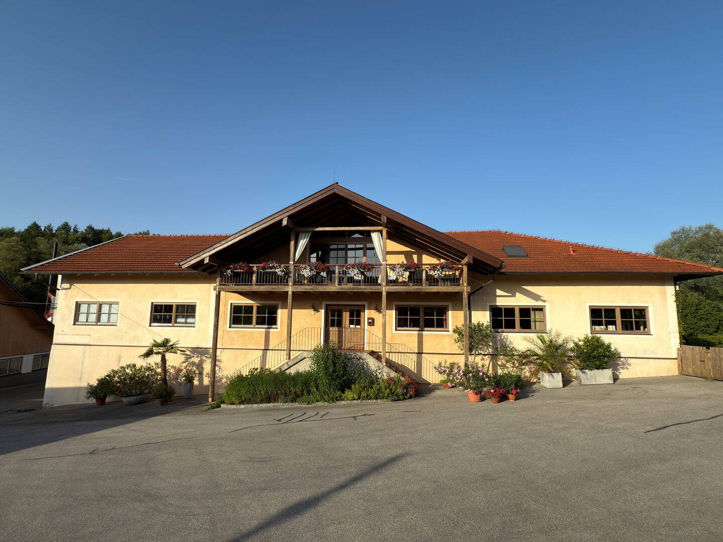 Großzügiges Wohn- und Bürogebäude mit Gewerbehalle in Kirchanschöring, 83417 Kirchanschöring
