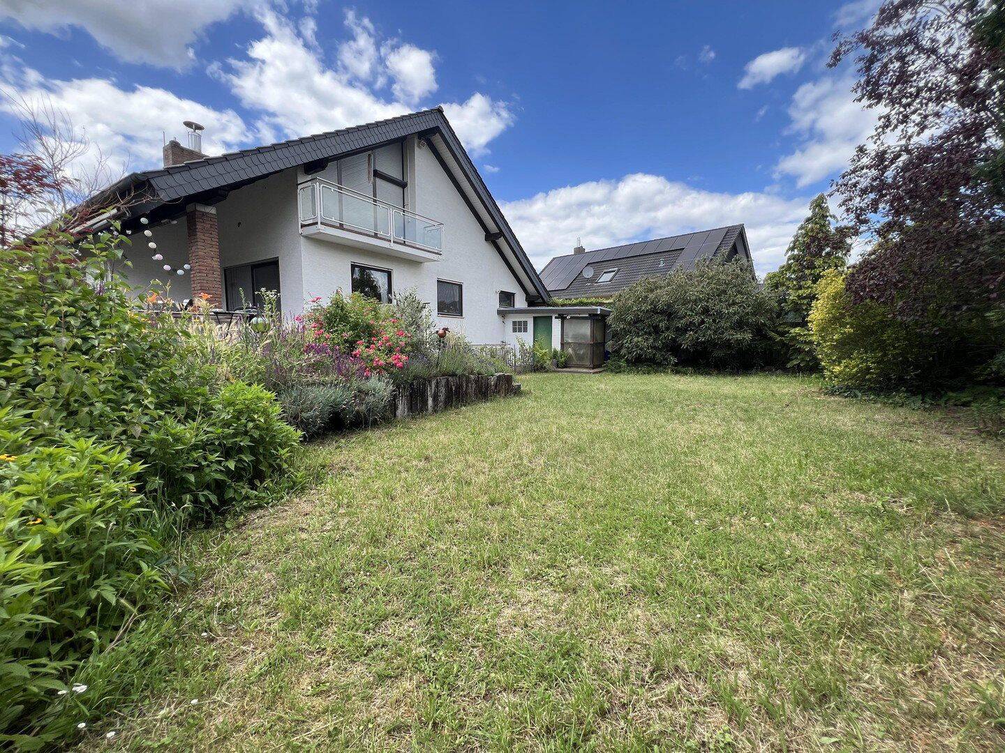 Hell und großzügig geschnitten – Freistehendes Einfamilienhaus mit Garten und Kamin, 64572 Büttelborn