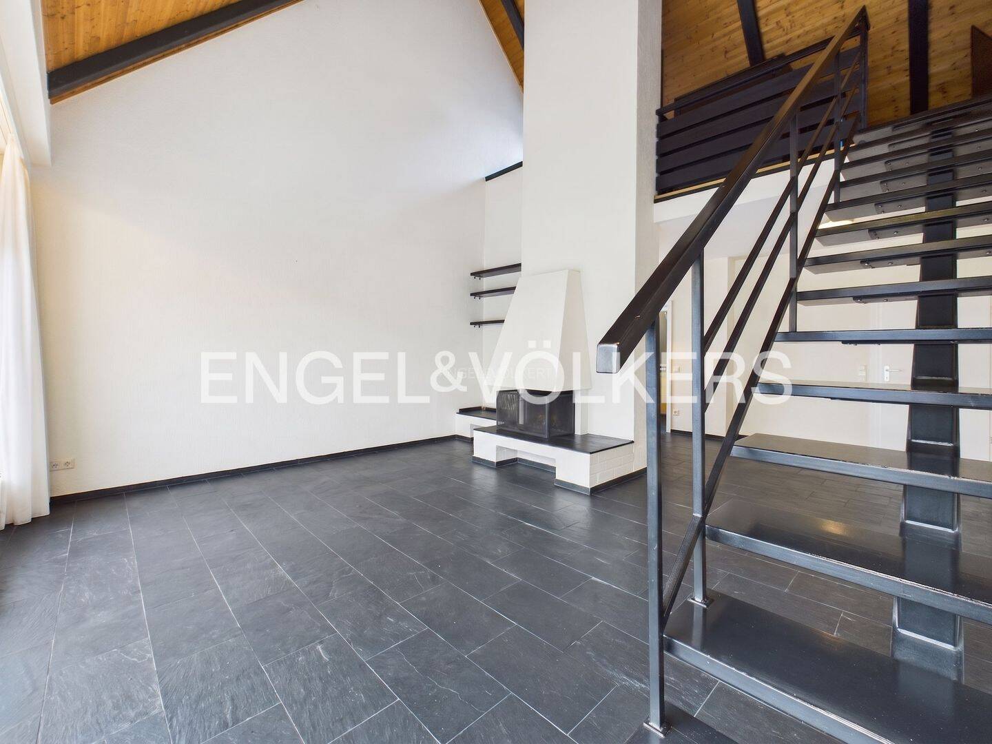 Tiergartenviertel! Lichtdurchflutete Maisonette mit Kamin, Balkon und Garage, 47800 Krefeld