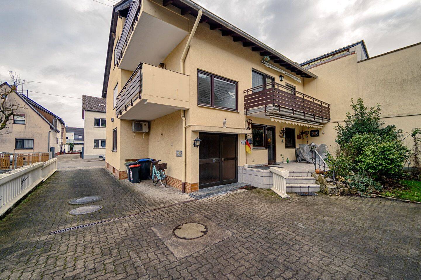Vielseitiges MFH: 4 Einheiten (EG frei)+ Nebengebäude mit Wohnraum-Potenzial, 76149 Karlsruhe (Neureut Nordstadt)