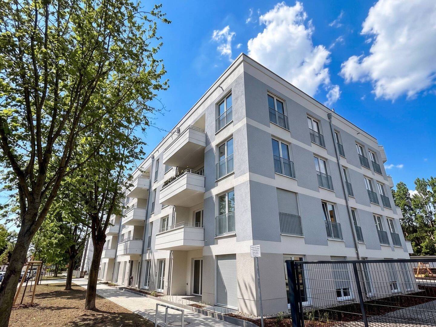 Rundum sorglos im neuwertigen Komfortbau: Lichtdurchflutete 2-Zimmer-Oase mit Einbauküche & Balkon, 14513 Teltow