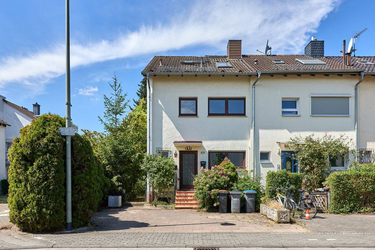 *PETS ALLOWED* in spacious Corner Townhouse with Garden, Sauna & Garage near Lucius D. Clay Kaserne, 65239 Hochheim am Main