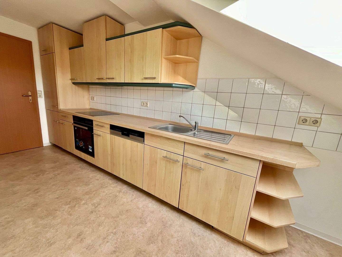 ***Gemütliches Dachgeschossflair mit EBK & Tageslichtbad ***, 9212 Limbach-Oberfrohna