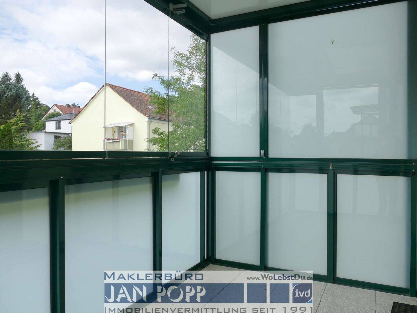 3-Zimmer-Eigentumswohnung mit Panoramablick und verglasten Balkon in ruhiger Höhenlage, 7973 Greiz
