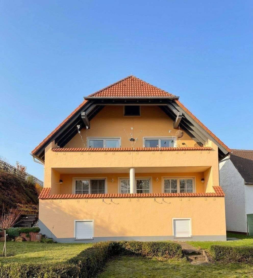 Gepflegtes Zweifamilienhaus mit sechs Stellplätzen in Markt Taschendorf. Bereits aufgeteilt in zwei Wohnungen, 91480 Markt Taschendorf