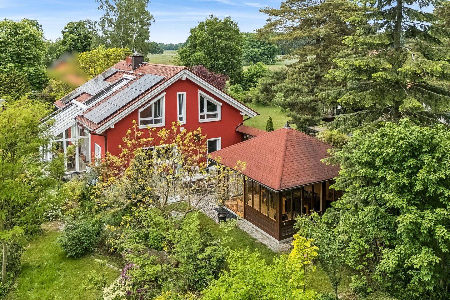 **Architektenhaus auf Traumgrundstück** mit Einliegerwohnung & PV-Anlage