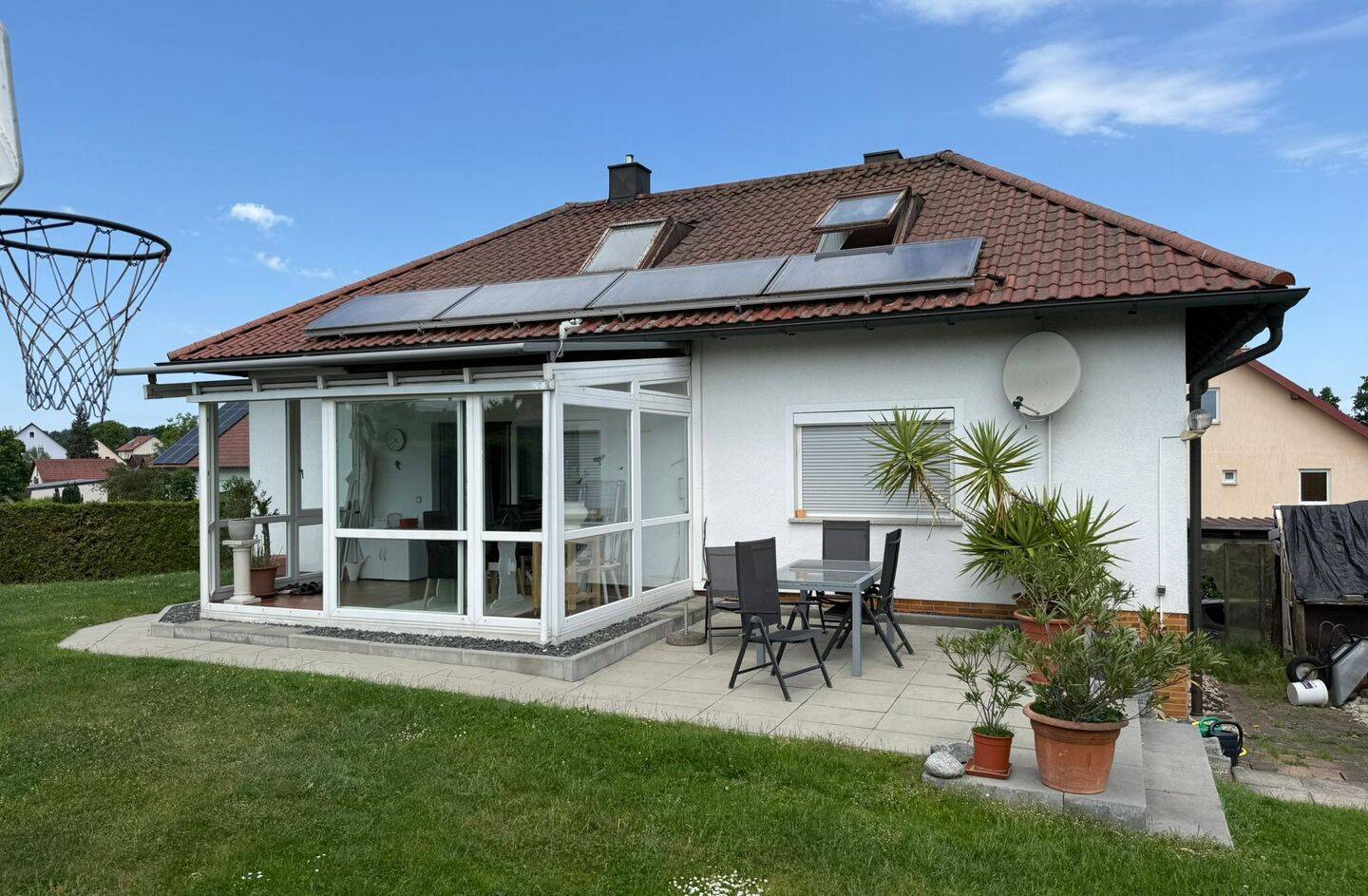 Charmantes Einfamilienhaus mit modernisiertem Wohnbereich, Wintergarten und neuer EBK, 92284 Poppenricht
