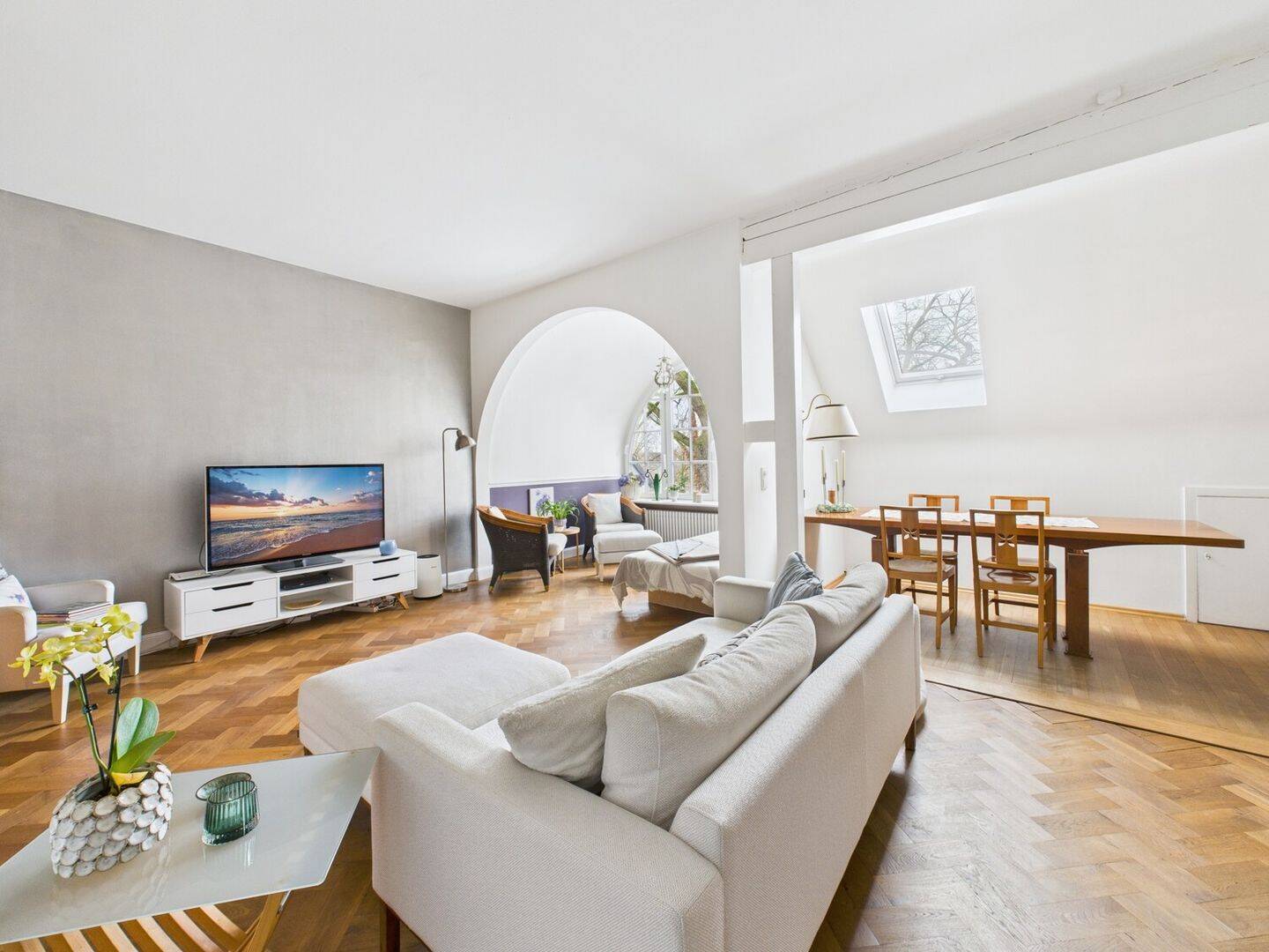 Exklusive Altbauwohnung mit Balkon, Gartenanteil und eigenem Stellplatz, 65203 Wiesbaden (Biebrich Mainz-Amöneburg Schierstein)