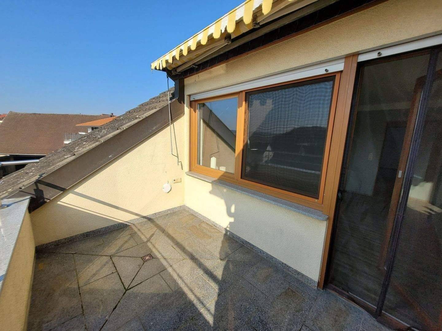 Großzügige, sonnenhelle Wohnung mit Ausblick, 2 Dachterrassen, EBK & neuem Bad – bezugsfrei!, 97268 Kirchheim