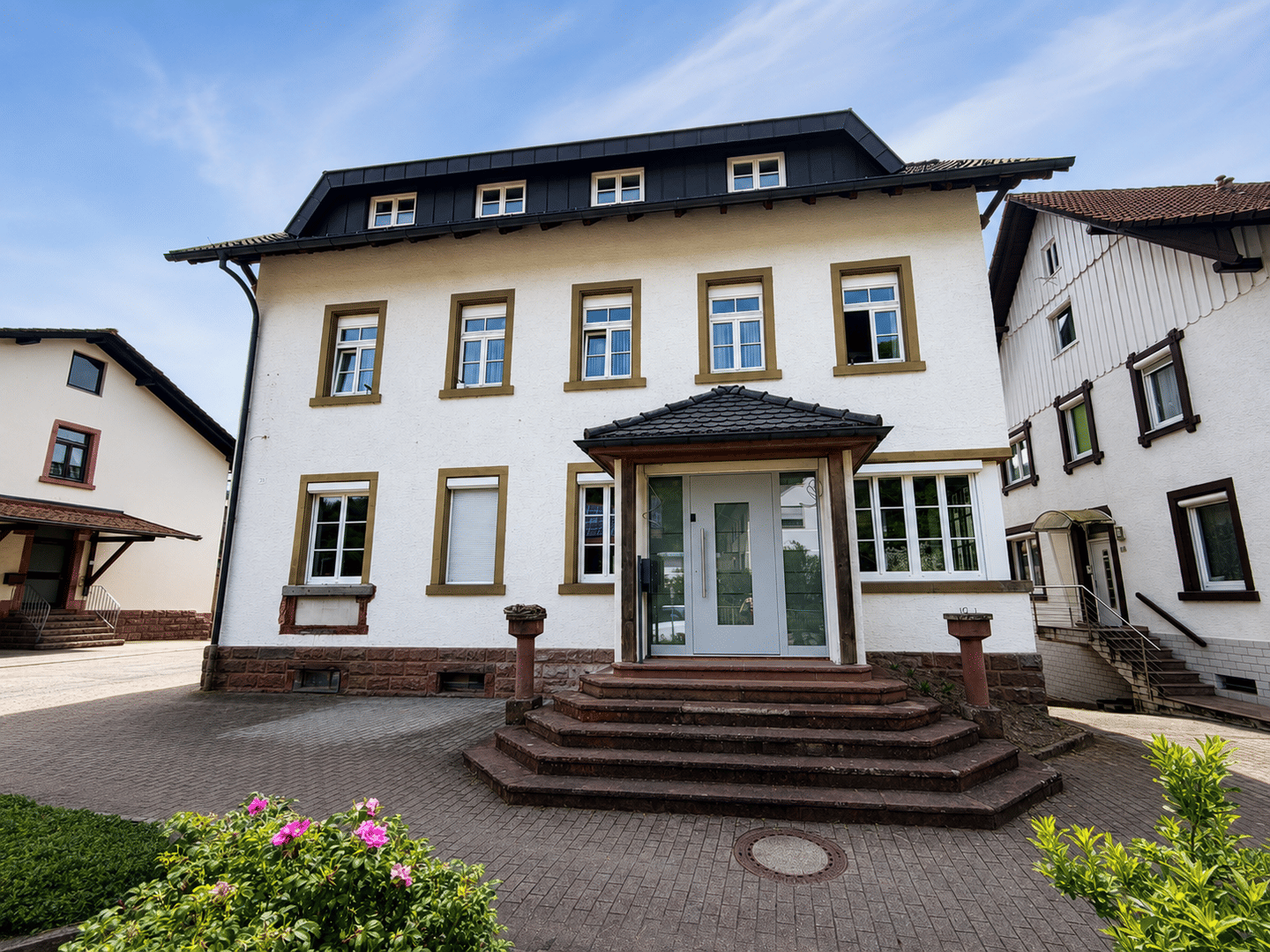 Großzügiges Mehrfamilienhaus mit Gästezimmerbereich, Garten und Nebengebäude in Nordrach, 77787 Nordrach