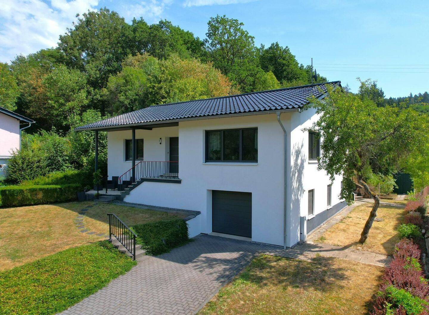 Wunderschön gelegenes, freistehendes Einfamilienhaus mit Garage, Terrasse, Garten und Aussicht in St. Johann, 54655 Densborn