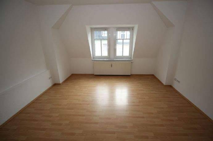 Renoviert!! **Helle 2-Zimmer-Wohnung im Dachgeschoss zu vermieten**, 8523 Plauen