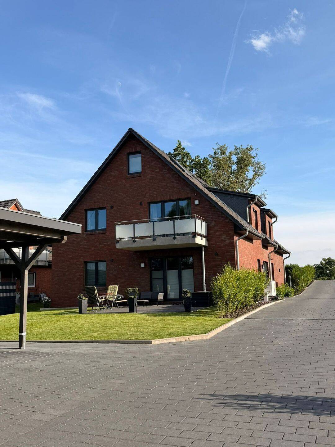 Neuwertige – helle 3-Zimmer-Dachgeschoss-Wohnung über zwei Ebenen mit Balkon und Blick ins Grüne – Curslacker Deich nahe “Schiefe Brücke”, 21039 Hamburg (Bergedorf Altengamme Curslack Neuengamme)