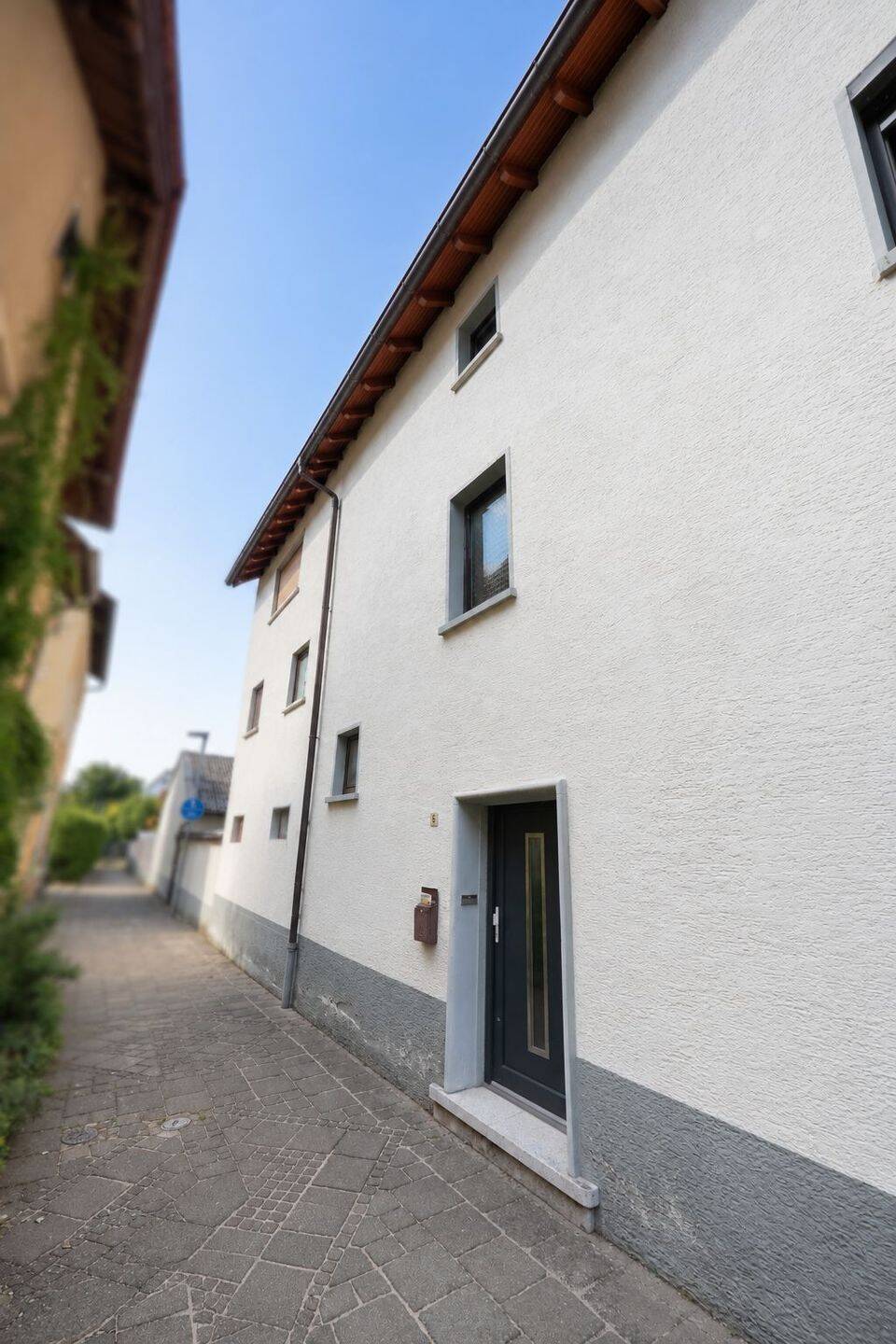 Modernisiertes Einfamilienhaus mit zwei Garagen, zwei Balkonen und umfangreichen Sanierungsmaßnahmen, 74918 Angelbachtal