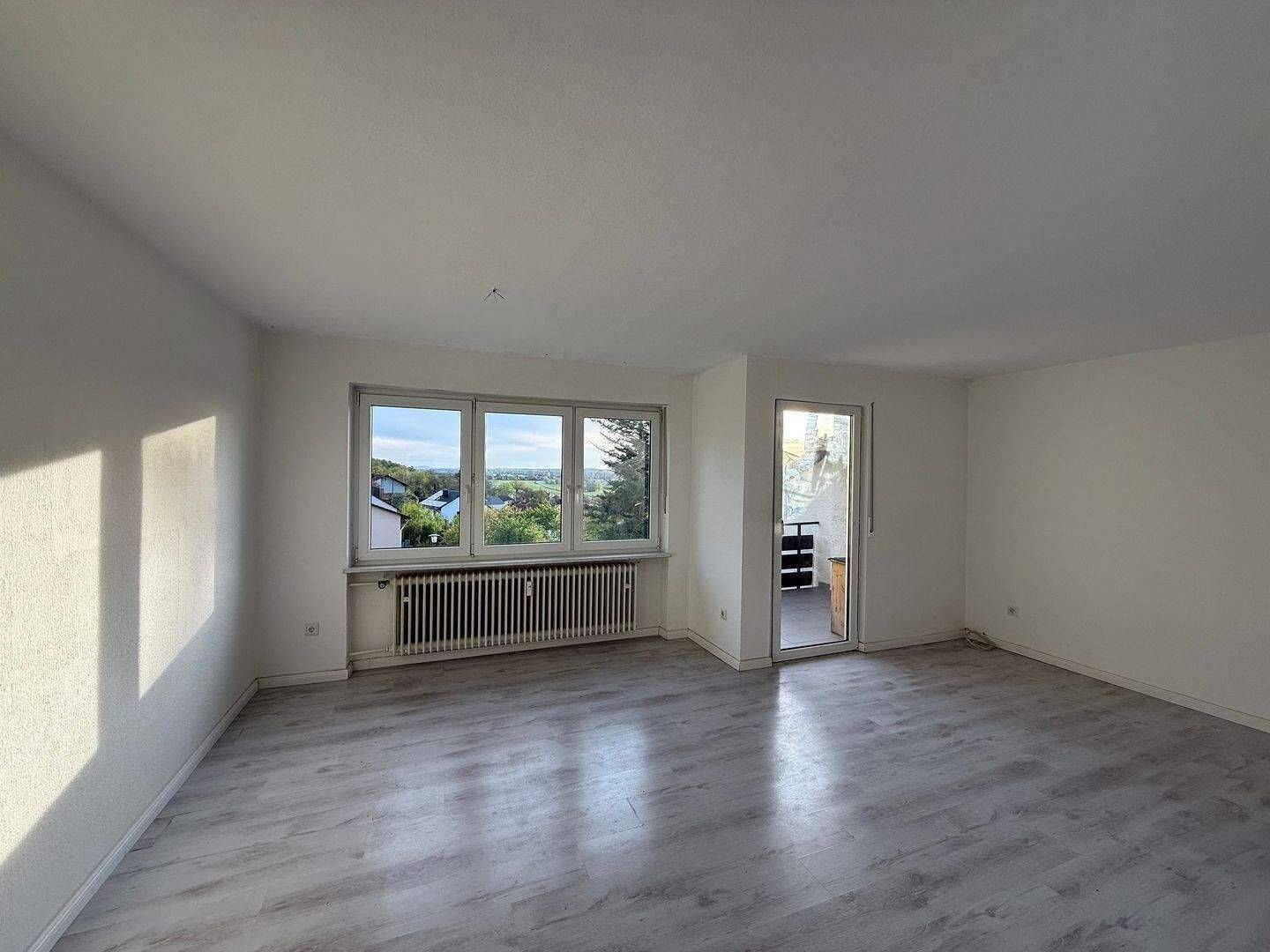 Provisionsfrei & bezugsfähig! Nette 3-Zimmer-Wohnung mit Südwestloggia, ca. 77,6 qm im 1.OG in ruhiger Hanglage, 91463 Dietersheim