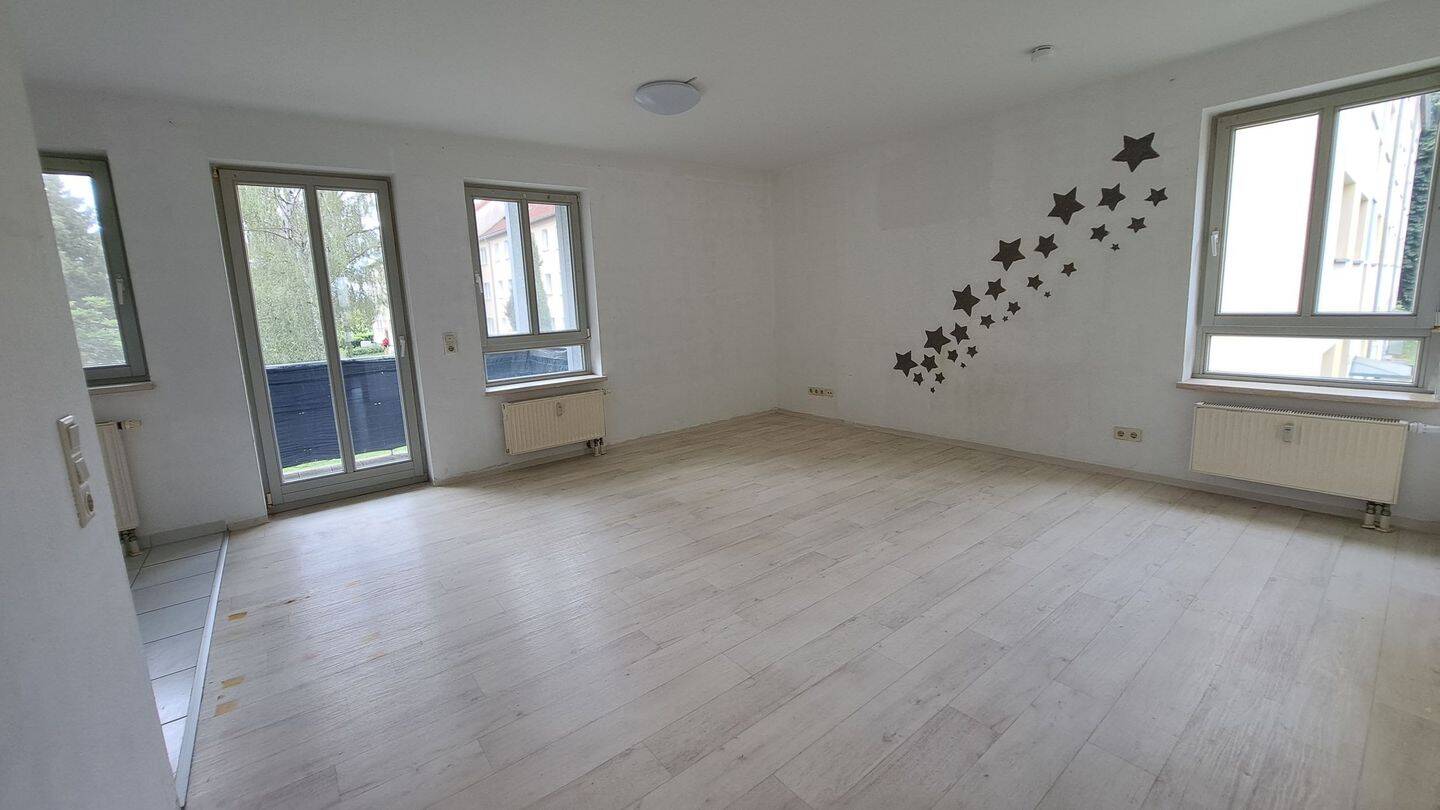 Balkonblick ins Grün: 3-Zimmer-Wohnung im 1. Stock in Crossen an der Elster, 7613 Crossen an der Elster