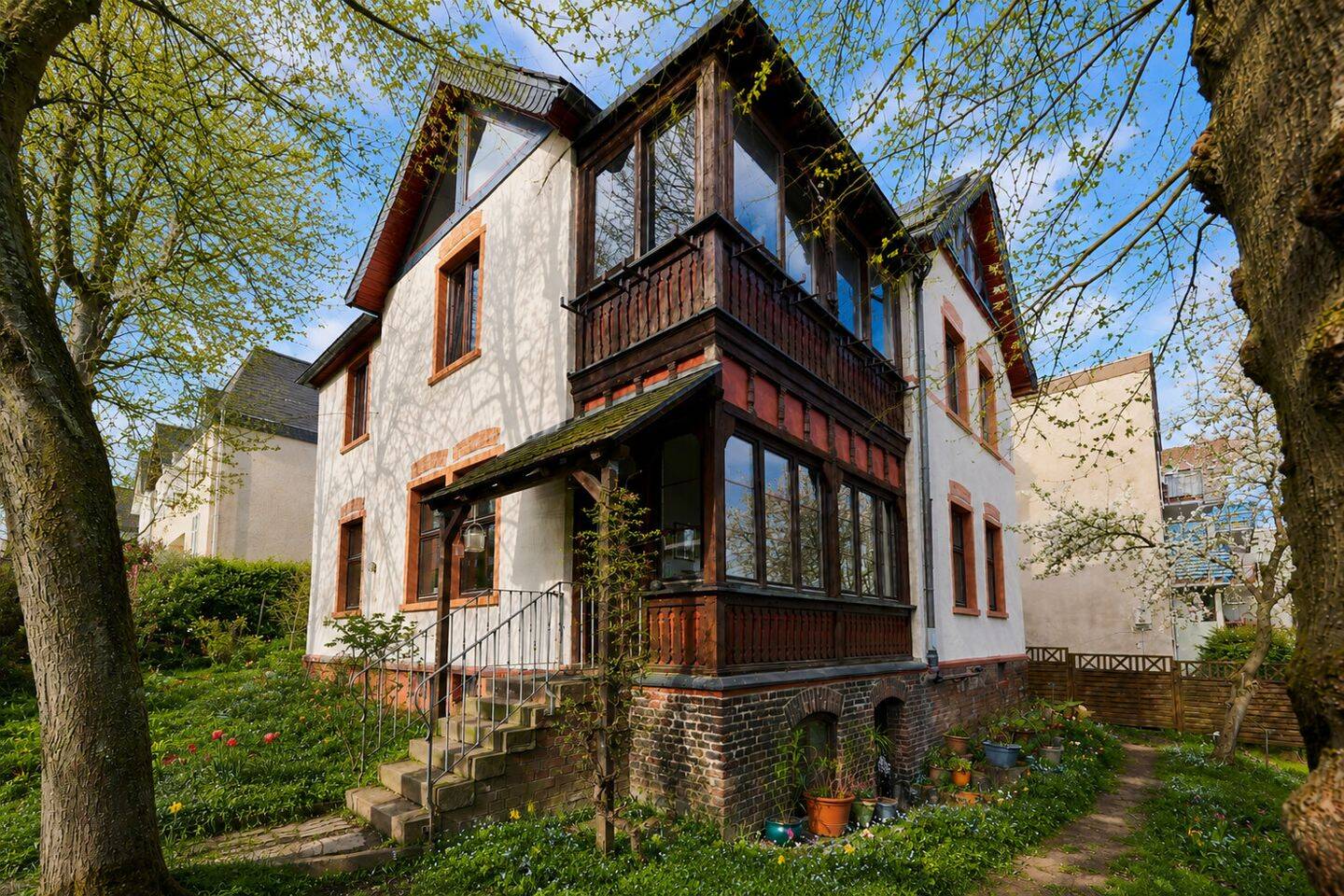 Teilsaniertes Altbau-Zweifamilienhaus mit eingewachsenem Garten, 60389 Frankfurt am Main (Bergen-Enkheim Bornheim Nordend-Ost Nordend-West Seckbach)