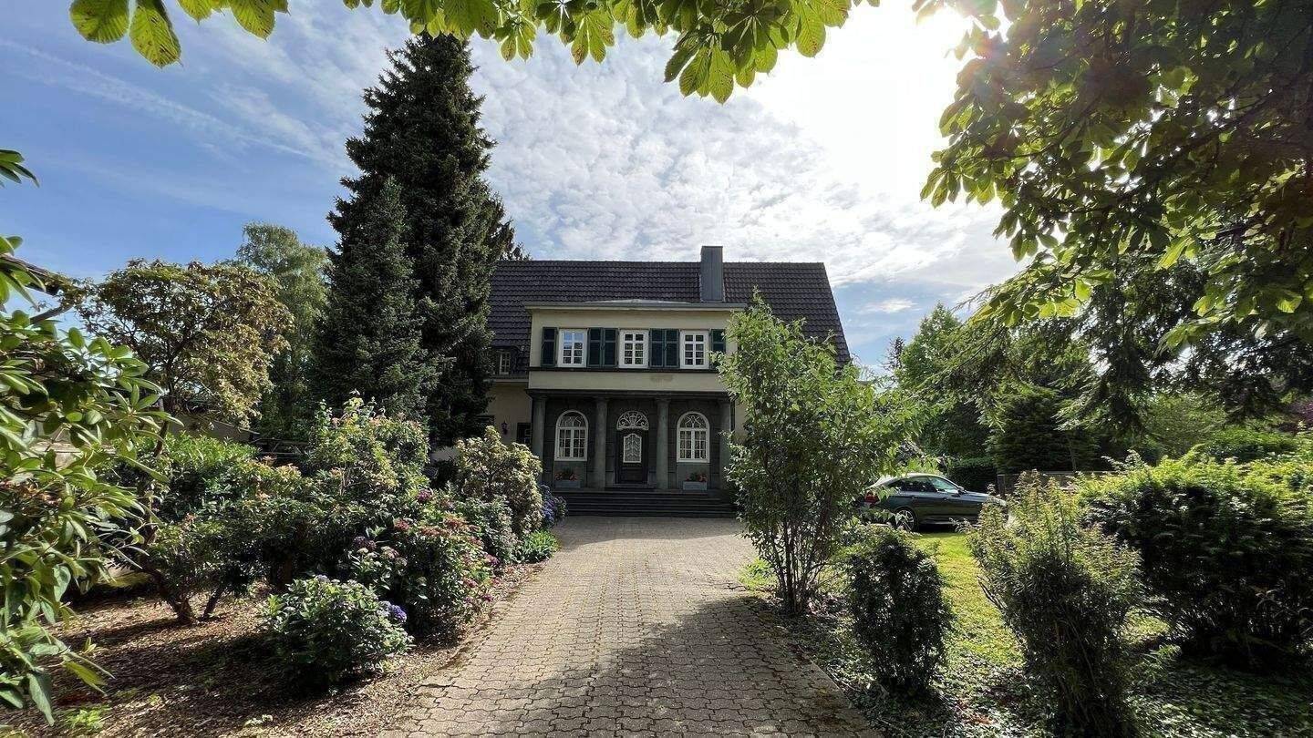 Herrschaftliche Stadtvilla mit Baugrundstück und genehmigter Bauvoranfrage auf parkähnlichem Grundstück Nähe Schloss Rheydt, 41238 Mönchengladbach