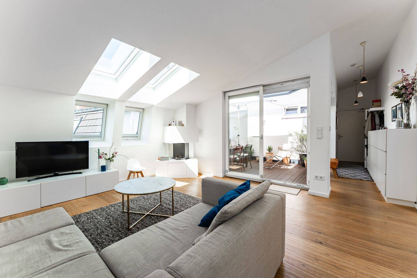 Neuwertige DG-Wohnung mit Terrasse und offenem Grundriss, 80634 München (Neuhausen-Nymphenburg)