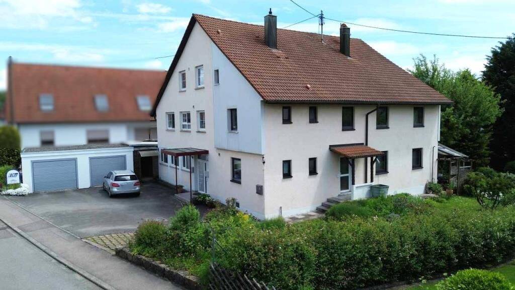 Wohnhaus mit 3 Wohneinheiten, Gewerbeeinheit, Doppelgarage und wunderschönem Garten, 72127 Kusterdingen