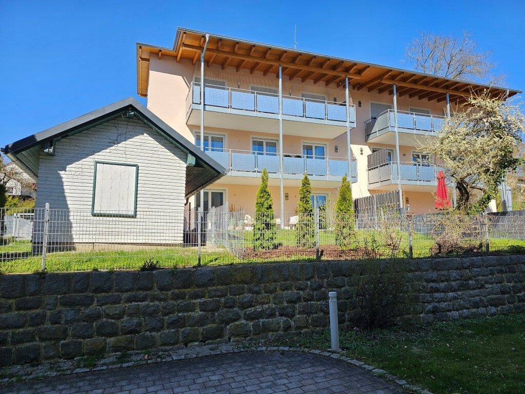 Zwei Etagen, unendlich viel Raum: Terrasse, Garten und Balkon zum Genießen!, 94501 Aidenbach