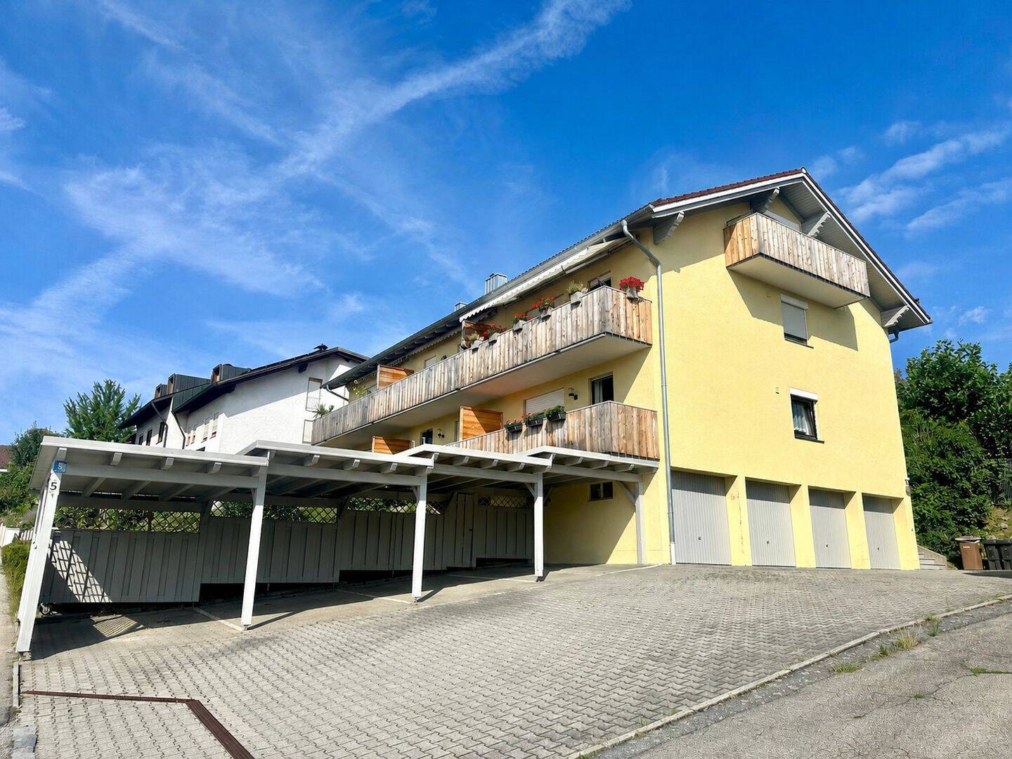 Schöne 3 Zimmer-Dachgeschoss Wohnung in Top-Lage mit EBK und Carport, 94032 Passau (Altstadt Haidenhof-Nord Haidenhof-Süd Innstadt)