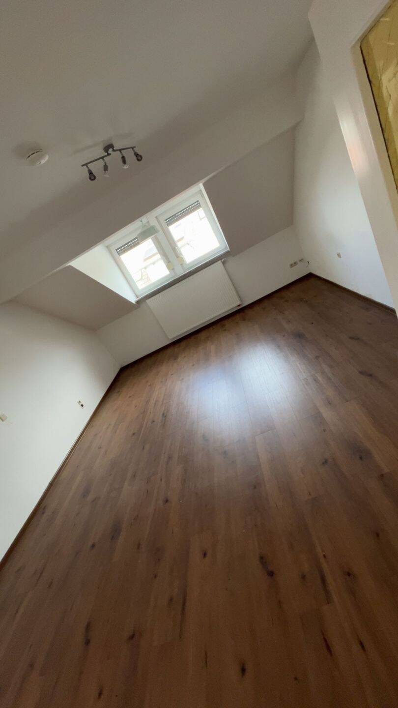 Vermiete eine ruhige Dachgeschosswohnung in Poppenricht, 92284 Poppenricht