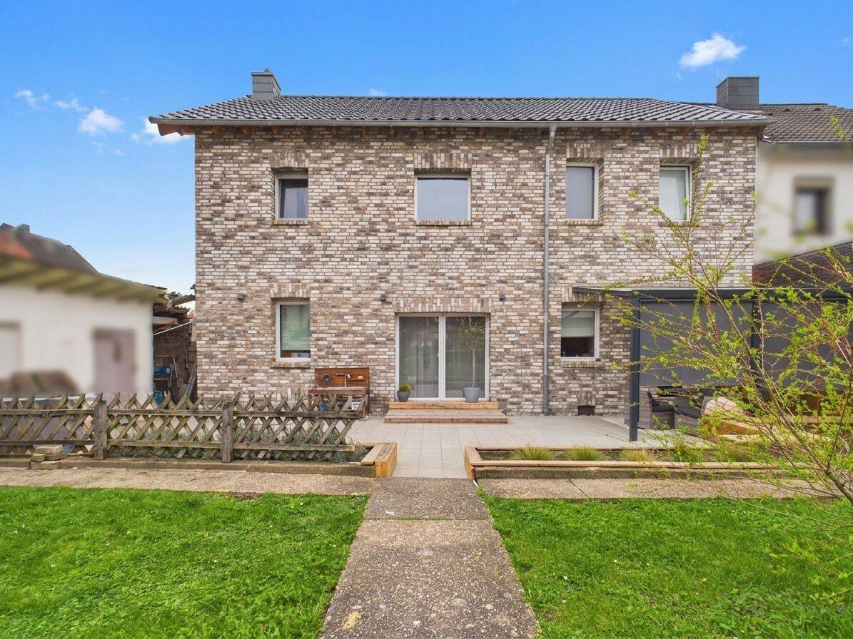 Einziehen und wohlfühlen! Kernsanierte, moderne Doppelhaushälfte mit Garten in Arnoldsweiler, 52353 Düren