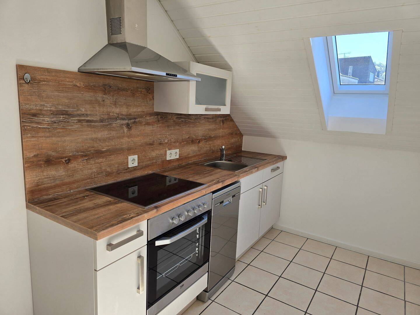 Moderne DG-Wohnung mit Einbauküche und schönem Garten, 66459 Kirkel