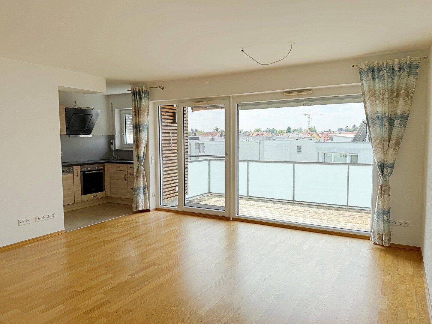 Gut gelegene, ruhige, helle Wohnung mit Balkon, Einbauküche, Aufzug, Garagen- und Außenstellplatz, 86415 Mering
