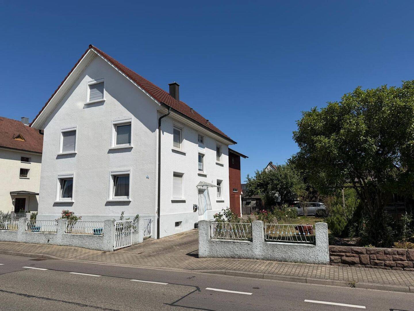 Charmantes Zweifamilienhaus mit Scheune und großem Grundstück in ruhiger Wohnlage, 77746 Schutterwald