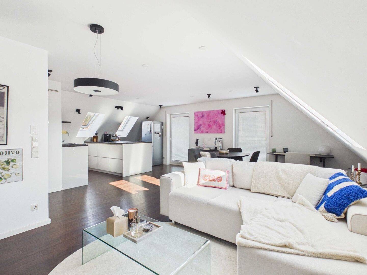 Stilvolle Dachgeschosswohnung mit EBK und Balkon in Bad Abbach, 93077 Bad Abbach