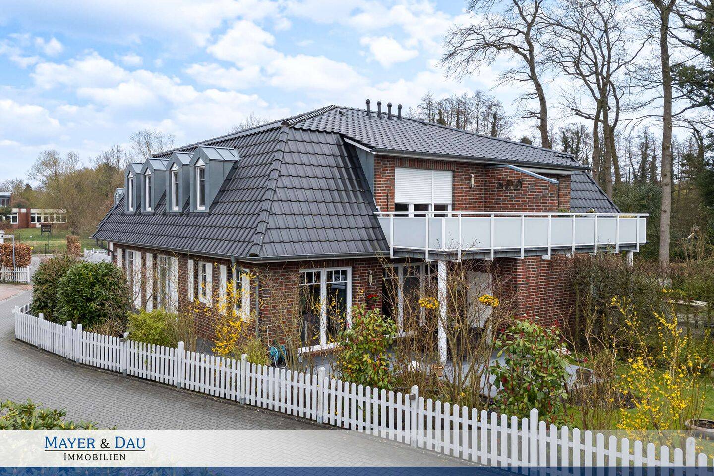 Exklusive 3-Zimmer-Obergeschosswohnung mit sonnigem Südbalkon und Carport, Obj. 10136