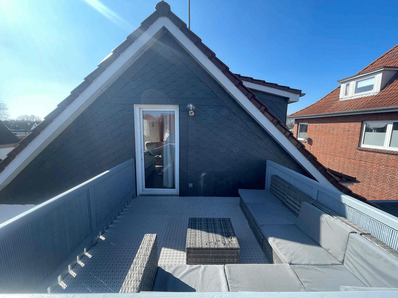 Strandnah wohnen: Moderne 2-Zimmer-Dachgeschosswohnung mit Dachterrasse und Stellplatz, 23683 Scharbeutz